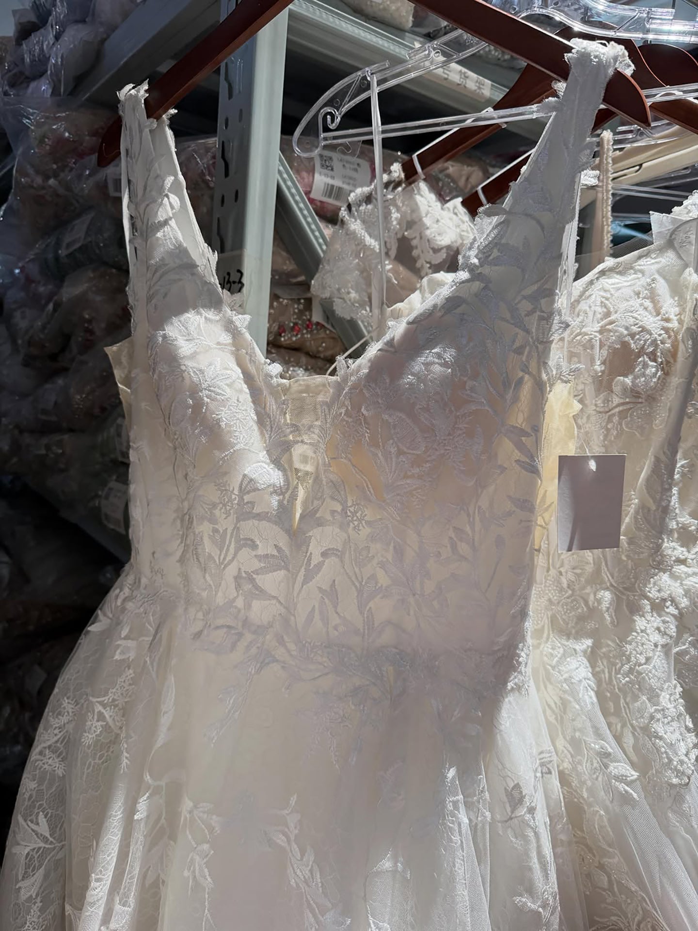 Luxury White Lace V-Neck Low Back Appliques A-Line Wedding Dress HA2541