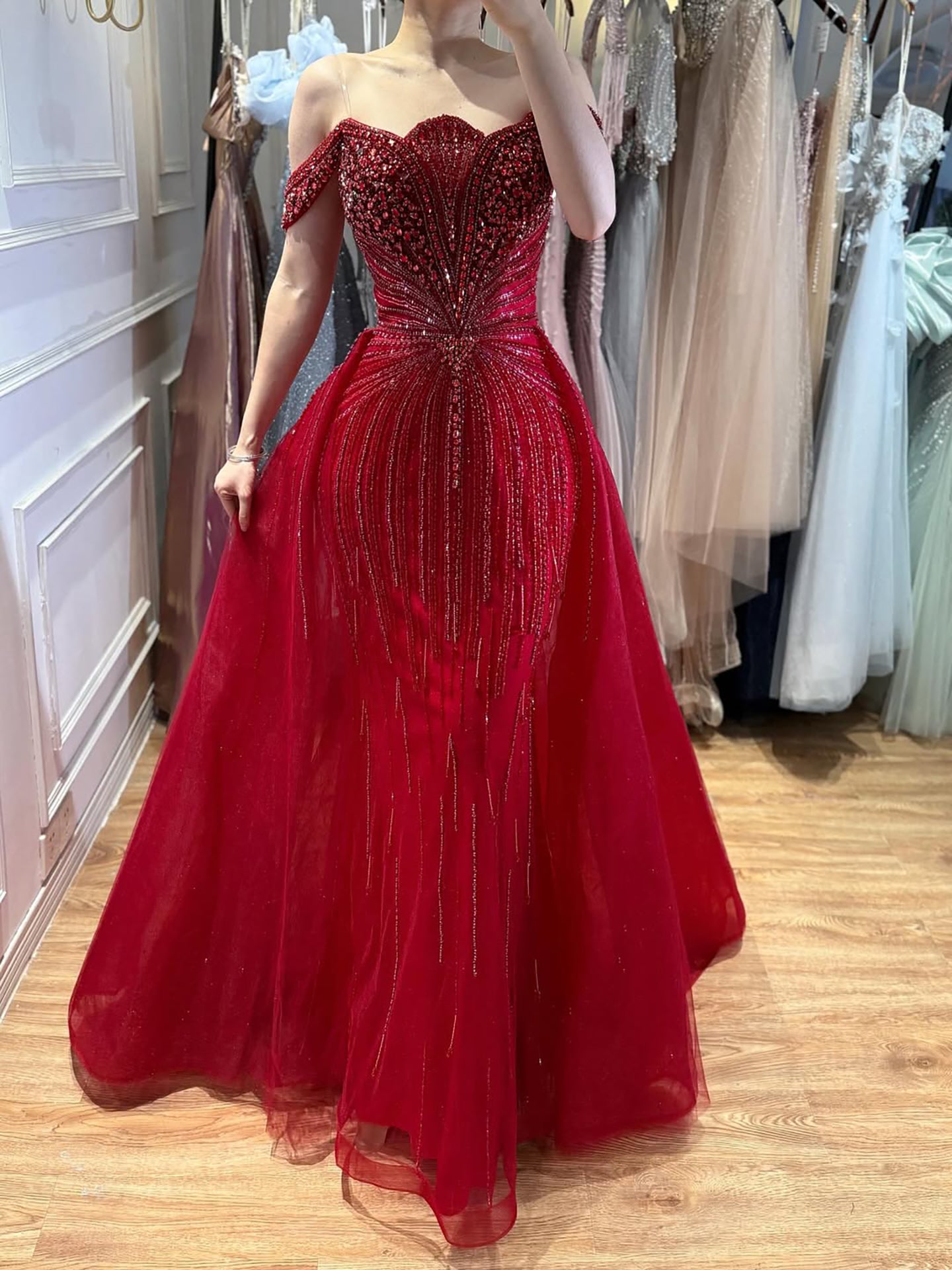 Elegantes, nudefarbenes Meerjungfrauenkleid mit Perlenbesatz, schulterfrei und Überrock, ideal für Hochzeitsfeiern und Afterpartys (CLA73392)