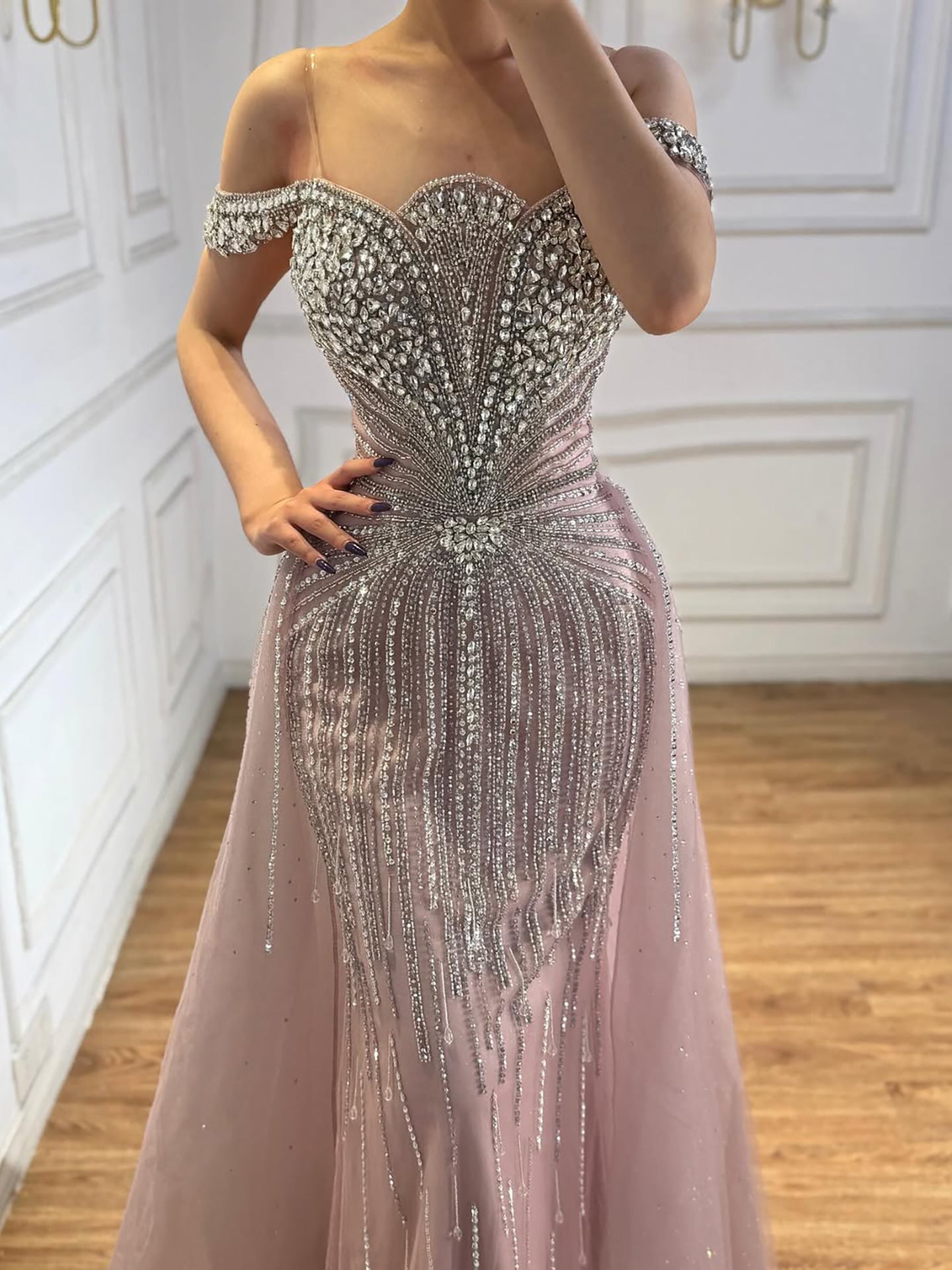 Elegantes, nudefarbenes Meerjungfrauenkleid mit Perlenbesatz, schulterfrei und Überrock, ideal für Hochzeitsfeiern und Afterpartys (CLA73392)