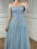 Schlichtes, arabisch-blaues, schulterfreies, langärmeliges A-Linien-Abendkleid mit Perlenbesatz für Mädchen, ideal für Abschlussball und Party (CLA73464)