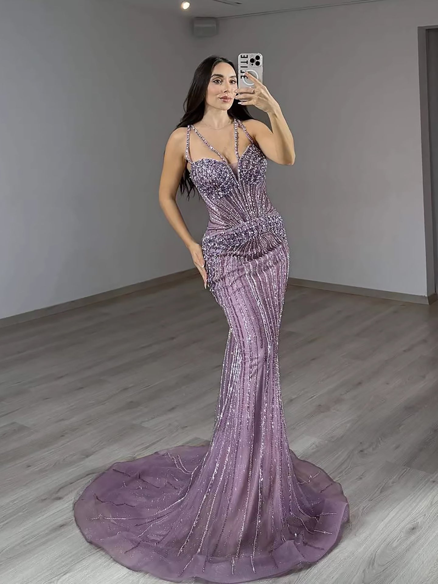 Luxuriöses, lilafarbenes, perlenbesetztes Spaghettiträger-Abendkleid im Meerjungfrauenstil für Damen – Modegala CLA73480
